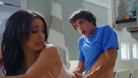 Moms In Control: BBW Aaliyah Hadid masturbating